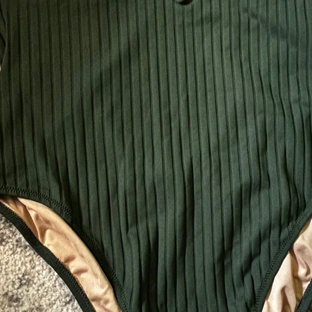 NWT Women's Ribbed Plunge V-Wire Swimsuit Shade & Shore Dark Green Size : XL - Picture 8 of 8